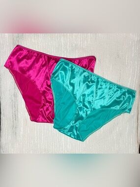 2010 NWT Victorias Secret Panties Size Medium 2 pairs